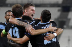 I giocatori della Lazio festeggiano la vittoria con un abbraccio collettivo.