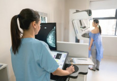 Una donna durante una sessione di mammografia. Tumori