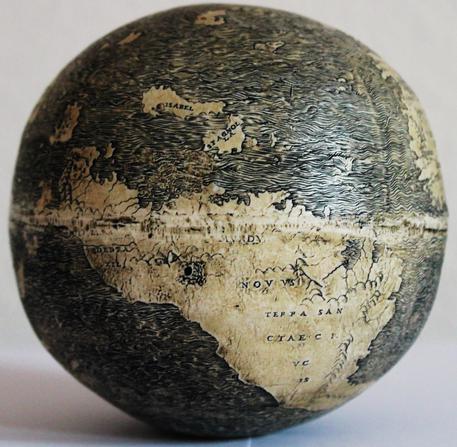Un mappamondo su uovo di struzzo del diametro di 11,2 centimetri, custodito nel caveau di una banca in Austria. Leonardo