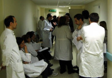 Un gruppo di medici riuniti in assemblea. Sciopero