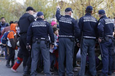La polizia della Bosnia respinge i migranti che tentato di perforare il blocco.