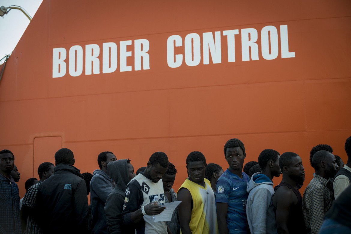 Migrante in attesa controllo allo sbarco. Global
