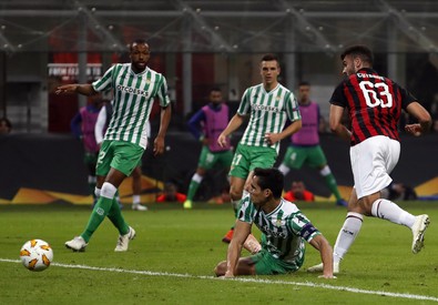 Con il gol di Cutrone il Milan accorcia le distanze.