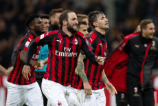 I giocatori del Milan festeggiano la vittoria sul Genoa.
