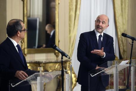 Il ministro Giovanni Tria, con il commissario europeo per l'Economia, Pierre Moscovici. Manovra