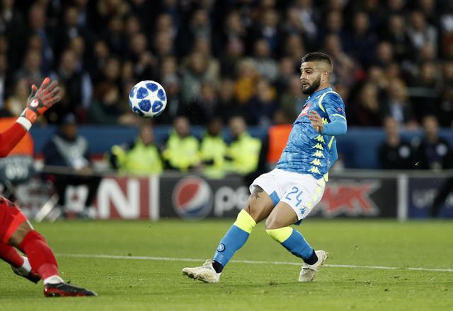 Lorenzo Insigne annota il primo gol del Napoli contro il Paris Saint Germain.