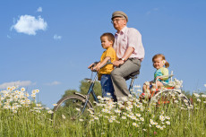 Nonno con i nipoti in bicicletta. Nonni