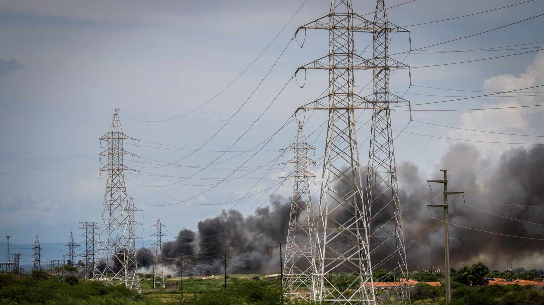 Especialistas afirman que el deterioro de la infraestructura y la falta de inversión son los que generan las frecuentes fallas en el sistema eléctrico nacional, sin embargo el gobierno insiste en atribuirlo a un "sabotajes" que dirige la oposición.