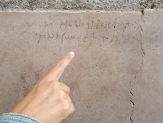 L'iscrizione a carboncino, trovata a Pompei, a supporto della teoria che la data dell'eruzione fosse ad ottobre e non ad agosto del 79 d.c.
