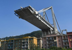 Una vista del ponte Morandi crollato dal basso.