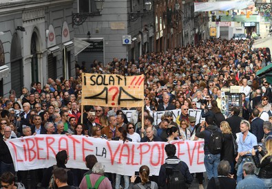 La manifestazione di protesta degli sfollati dopo il crollo del ponte Morandi, a Genova.