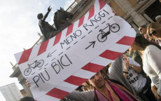 Un momento della manifestazione di protesta "Roma dice basta" in piazza del Campidoglio sui problemi della Capitale.