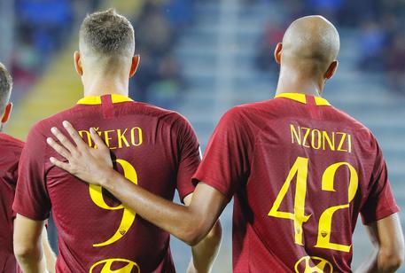 Roma: Edin Dzeko e Steven Nzonzi festeggiano il gol.
