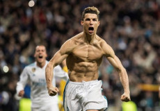 Ronaldo mostra i muscoli.