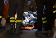 I feriti vengono soccorsi dopo il cedimento della scala mobile nella stazione Repubblica della metropolitana di Roma.