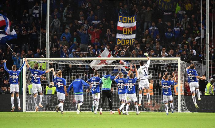 I giocatori della Sampdoria salutano i tifosi dopo la vittoria sulla Spal.
