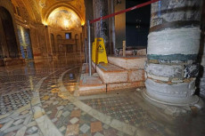 L'acqua della laguna ha allagato anche il corpo principale della Basilica di San Marco a Venezia bagnando qualche decina di metri quadri del millenario pavimento a mosaico in marmo di fronte all'altare della Madonna Nicopeia