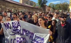 La contestazione al ministro Matteo Salvini durante la visita al quartiere San Lorenzo a Roma.