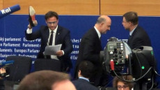 Il leghista Ciocca imbratta con una scarpa le carte di Moscovici. Fascismo