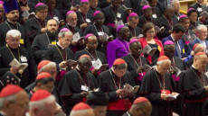 Vescovi e cardinali riuniti in Sinodo.