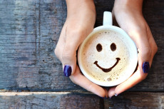 Un cappuccino con il disegno della faccetta del sorriso.