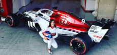 La colombiana Calderón posa con la monoposto della scuderia Alfa Romeo