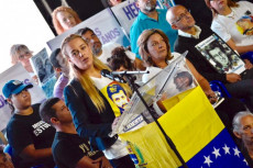 La esposa de Leopoldo López, activista por los derechos humanos, Lilian Tintori acompañó este jueves a familiares de presos políticos a la sede de la ONU en Venezuela, para presentar un documento con las denuncias y exigencias del respeto a los derechos de los actuales presos políticos