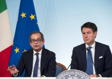 Il ministro Giovanni Tria e il premier Giuseppe Conte durante la conferenza stampa. Fitch