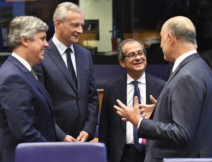 Il ministro dell'Economia Giovanni Tria, ill ministro delle Finanze francese Bruno Le Maire, e il commissario europeo Pierre Moscovici. Manovra