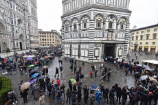 Code di turisti davanti al battistero e al Duomo, a Firenze. Turismo