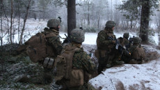 Soldati appostati nella neve: Nato e Russia, war games in Norvegia