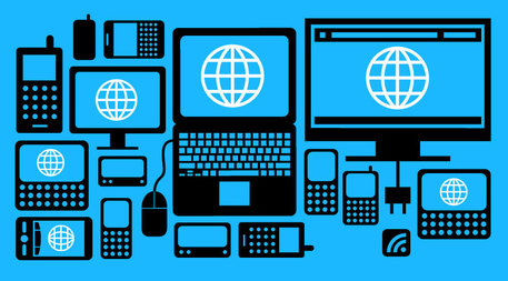 Un disegno con computer cololegato a internet, tastiere e smartphone su campo azzurro.