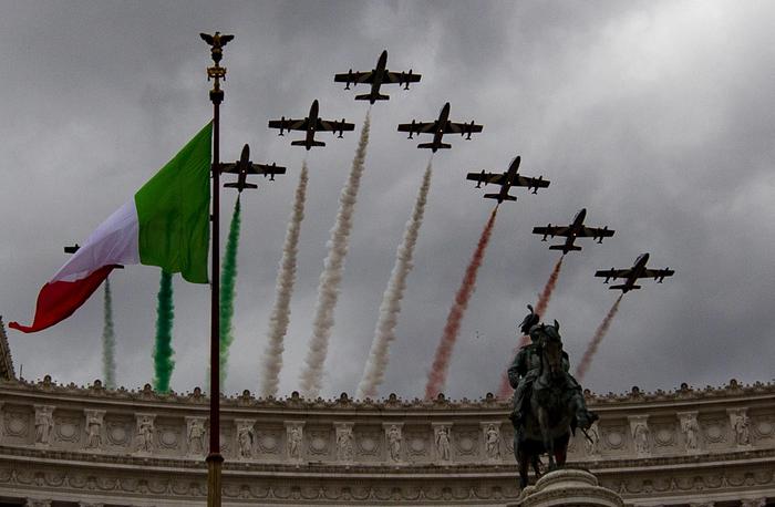 Tradizionale passaggio delle Frecce tricolori in occasione della ricorrenza del 4 Novembre, a piazza Venezia