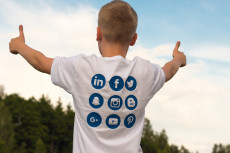 Bambino di spalle che indossa una maglietta con i simboli dei social