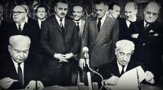 Gianni Agnelli, in secondo piano, mentre Vittorio Valletta firma l'accordo per la costruzione dello stabilimento Fiat a Togliattigrad.