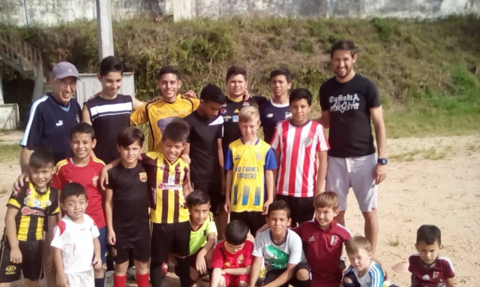 Il calciatore del Táchira insieme ad alcuni ragazzini della scuola calcio