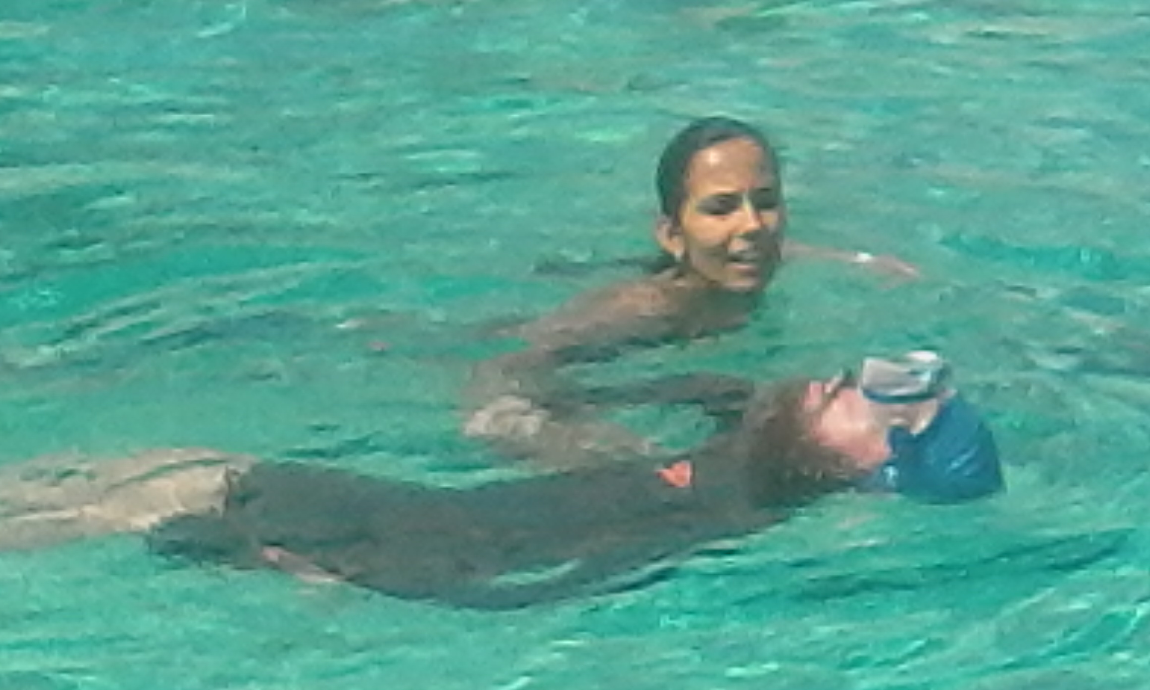 Darnubys Jardím (fisioterapeuta) e Melamed in vasca durante un allenamento