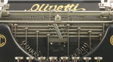 Primo piano della storica macchina da scrivere Olivetti