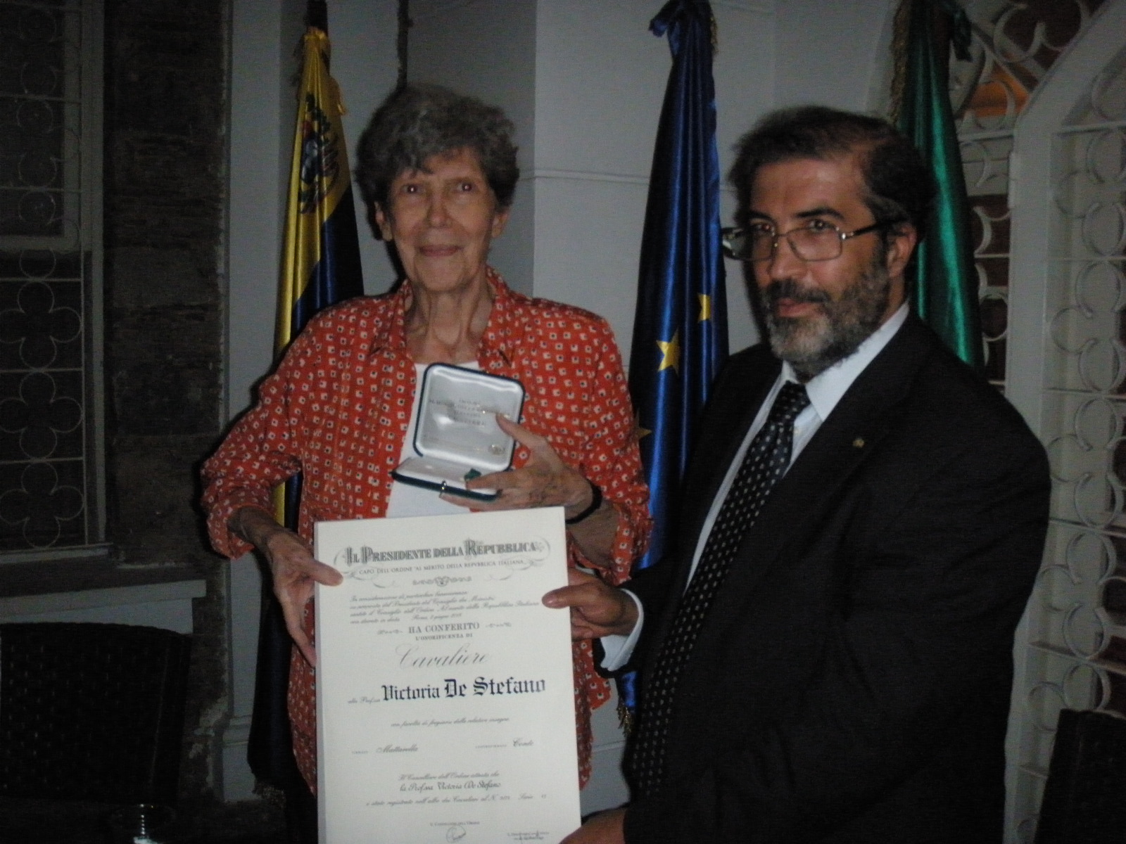 La escritora, quien también fue finalista en el año 1998 del premio Rómulo Gallegos, recibió entre amigos, familiares y colegas, sus insignias y certificado en un emotivo acto que se llevó a cabo en la Residencia del Embajador de Italia en Venezuela, Silvio Mignano