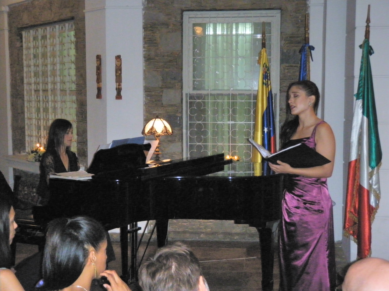 La residencia del Embajador de Italia en Caracas, abrió sus puertas para ofrecer un íntimo concierto, donde una voz y un piano fueron los protagonistas de la noche. El recital formó parte de las actividades programadas en la Semana de la Lengua Italiana que se desarrollaron en Venezuela.