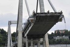 Un troncone del Ponte Morandi crollato. Bobina