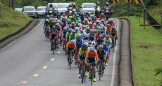 Gruppo di ciclisti arranca per le vie del Venezuela. Vuelta