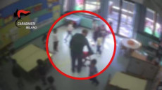 Un fermo immagine tratto da un video dei carabinieri mostra un maestro di una scuola dell'infanzia che schiaffeggia e spinge i bambini tra i 2 e i 5 anni di un asilo di Pero (Milano).