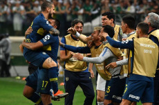 Dario Benedetto abbraccia i compagni di squadra dopo il gol al Palmeiras e che qualifica il Boca Juniors per la finale della Libertadores.