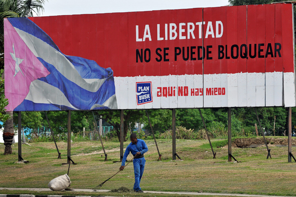 Un tabellone pubblicitario su una strada dell'Avana, Cuba, con la scritta "La libertad no se puede bloquear", contro l'embrago.