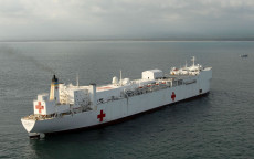 A primeras horas de la mañana de este lunes, salió el primer grupo de pacientes de tierra firme hasta el buque, frente a la costa de Riohacha en la Guajira colombiana.