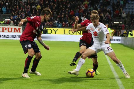 Cristian Ansaldi contrastato da Daniele Dessena: un'azione di gioco della partita Cagliari-Torino.
