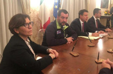 Il ministro della difesa Elisabetta Trenta , Matteo Salvini, Giuseppe Conte e Luigi Di Maio a Caserta.