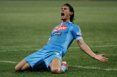 Cavani con la maglia del Napoli festeggiando il gol.