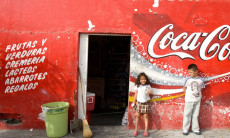 Una casa messicana, rivendita di prodotti alimentari dipinta di rosso con il simbolo di Coca-Cola